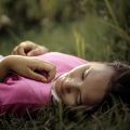 Femme -qui-dort-dans-l-herbe