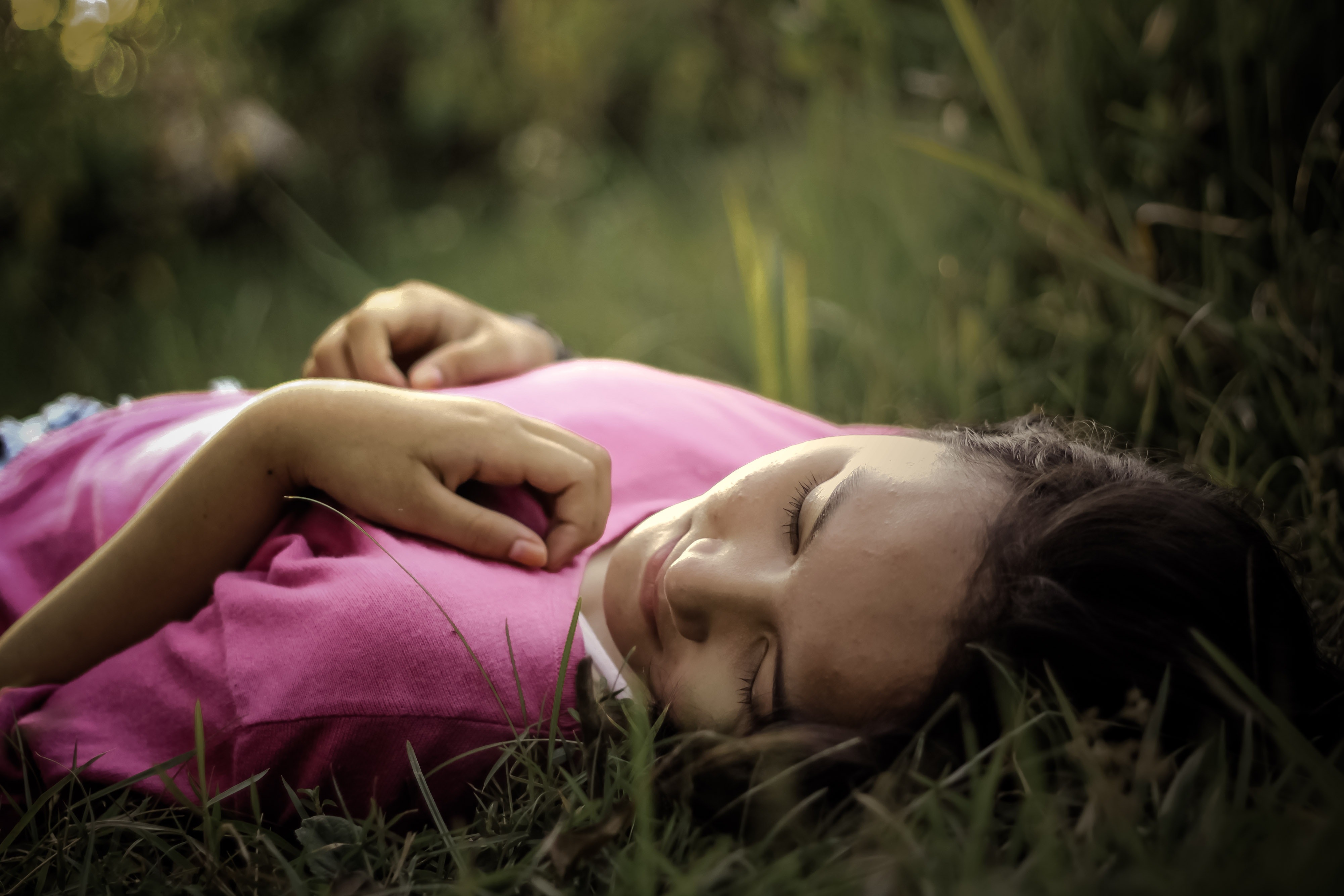 Femme -qui-dort-dans-l-herbe